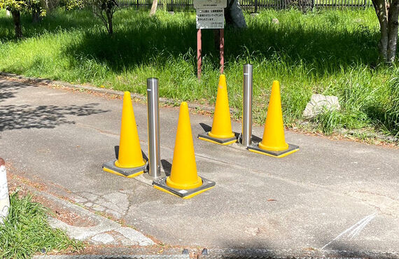 堺市大仙公園歩道のポールの設置工事を行っています。バリカーを取り換える歩道工事、使いやすい歩道になりました！